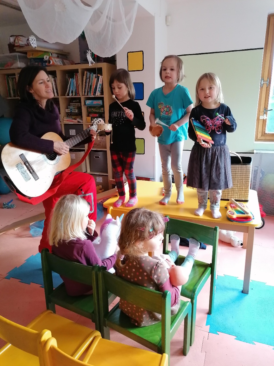 Děti z Malého stromu zpívají a hrají na hudební nástroje