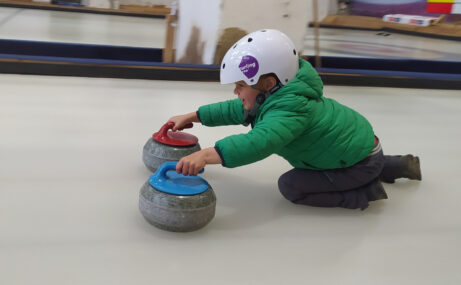 Děti z mateřské školky Malý strom na curlingu na Nové Zbrojovce v Brně