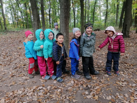 Děti z Malého stromu v lesíku